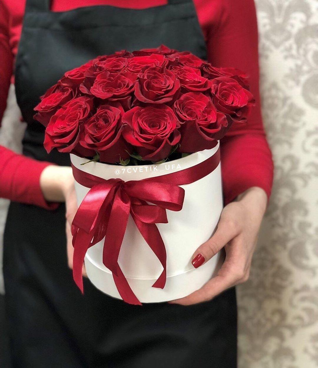 25 Красных роз в шляпной коробке